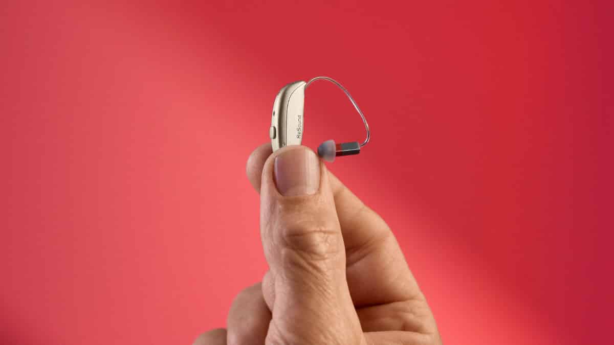 Small Savi mini-RIE hearing aid held in fingers