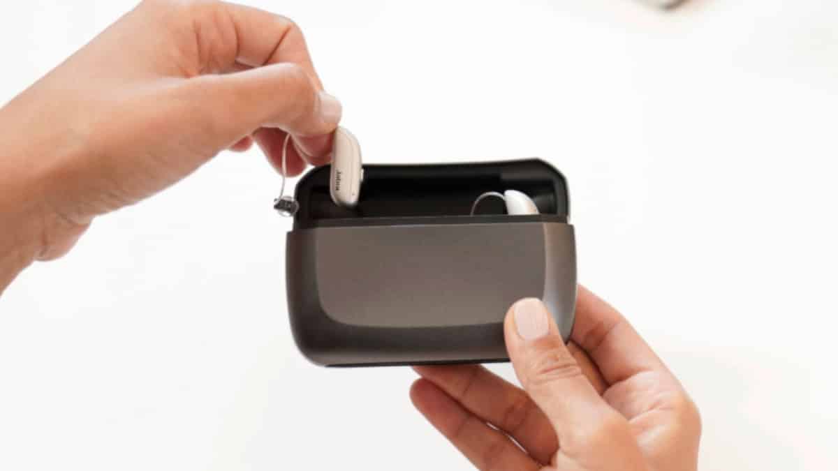 Bronx colored Jabra Enhance Select 300 and small black recharging case.