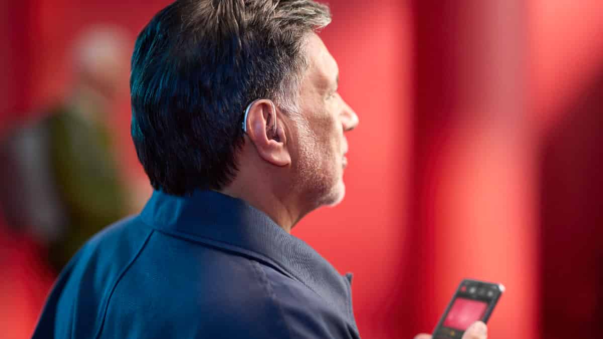 ReSound Enzo IA als weltweit kleinstes wiederaufladbares, KI-gesteuertes Power-Hörgerät eingeführt