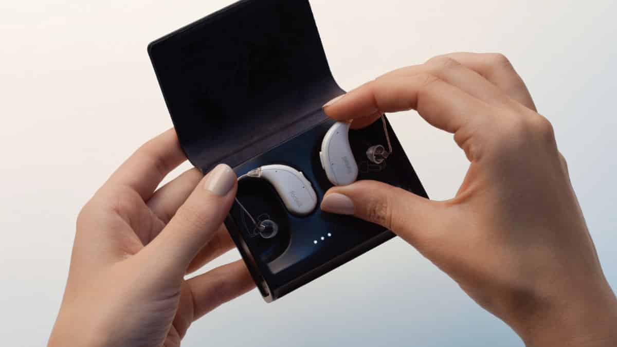 Fortell AI 2.0 hearing aids and portable charging case.