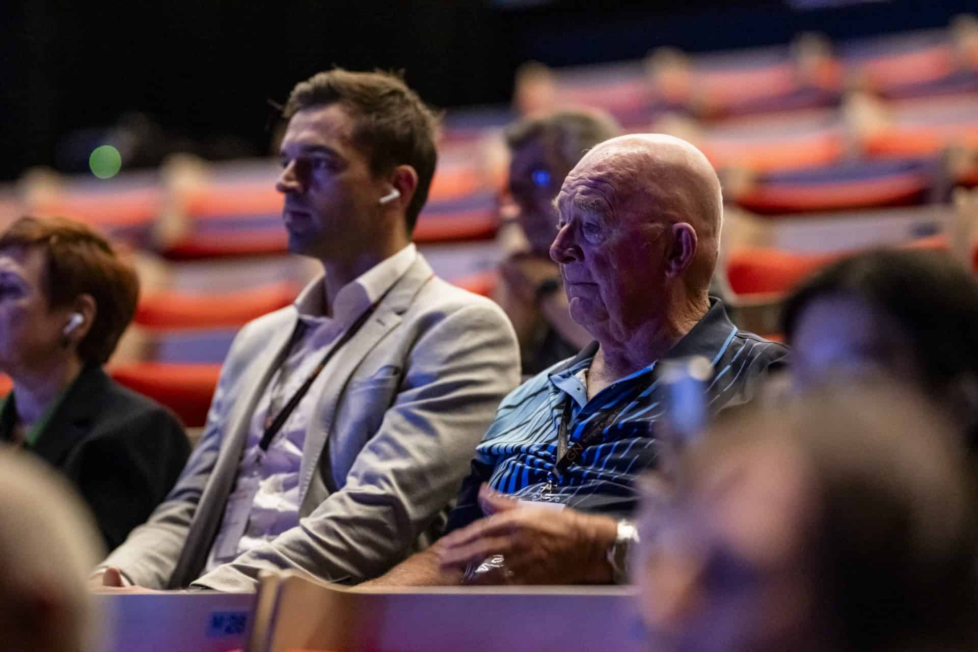 Teilnehmer hören aufmerksam bei einer Bluetooth® Auracast™-Launchveranstaltung im Sydney Opera House zu, veranstaltet vom dänischen Hörtechnologieunternehmen GN. Foto mit freundlicher Genehmigung von GN.